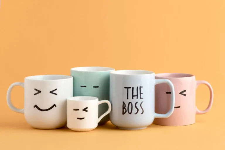 beautiful-boss-day-concept-with-cups